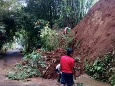 Longsor di Jalur Desa Karangdawa ke Desa Karang Tengah