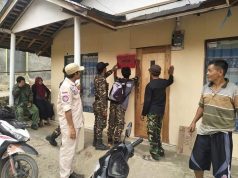 Petugas Beri Tanda Bagi Penerima Bantuan PKH
