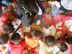 Intip Remaja Ambowetan Membuat Kerajinan Tangan