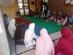 Relawan TIK dan Relawan Demokrasi Edukasi Ibu-Ibu PKK Desa Padek