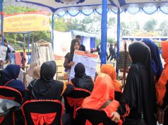 Relawan Sosialisasikan Pemilu 2019 di Seputar Pantai Joko Tingkir