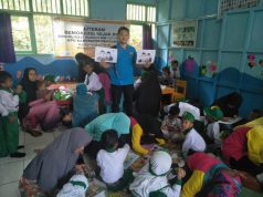 Anak-anak TK Mewarnai Gambar Presiden