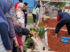 Mahasiswa KKN UPGRIS Bersama Warga Buat Pot Tanaman Sehat di Balai Desa Sukorejo