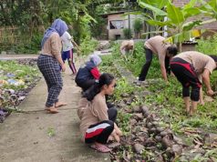 Bersama Warga, Mahasiswa KKN UPGRIS Kerja Bakti Bersihkan Lingkungan