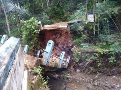 Jembatan Ambruk Akses Desa Pagelaran dan Desa Bodas Putus