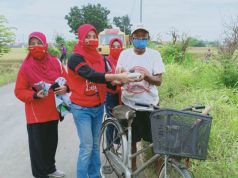 Sambut Hari Kartini, Tim Penggerak PKK Kecamatan Comal Bagi-Bagi Masker