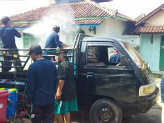 Cegah Penyebaran Covid 19, Pemdes Peguyangan Bagikan Masker dan Penyemprotan Disinfektan Rutin