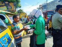 PAC Fatayat NU Comal Bagi-Bagi Masker dan Handsanitizer
