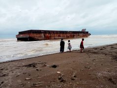 Kapal Tongkang Terdampar di Pantai Kaliprau Ulujami