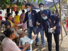 KKN Universitas PGRI Semarang 2021 Bagikan Masker Kepada Warga