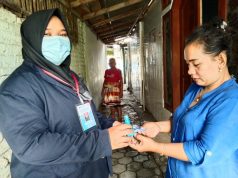 Mahasiswa KKN Upgris Berbagi Masker dan Handsanitizer