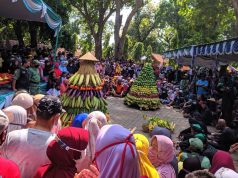 Desa Penggarit Gelar Sedekah Bumi, Warga Berebut Gunungan Hasil Bumi